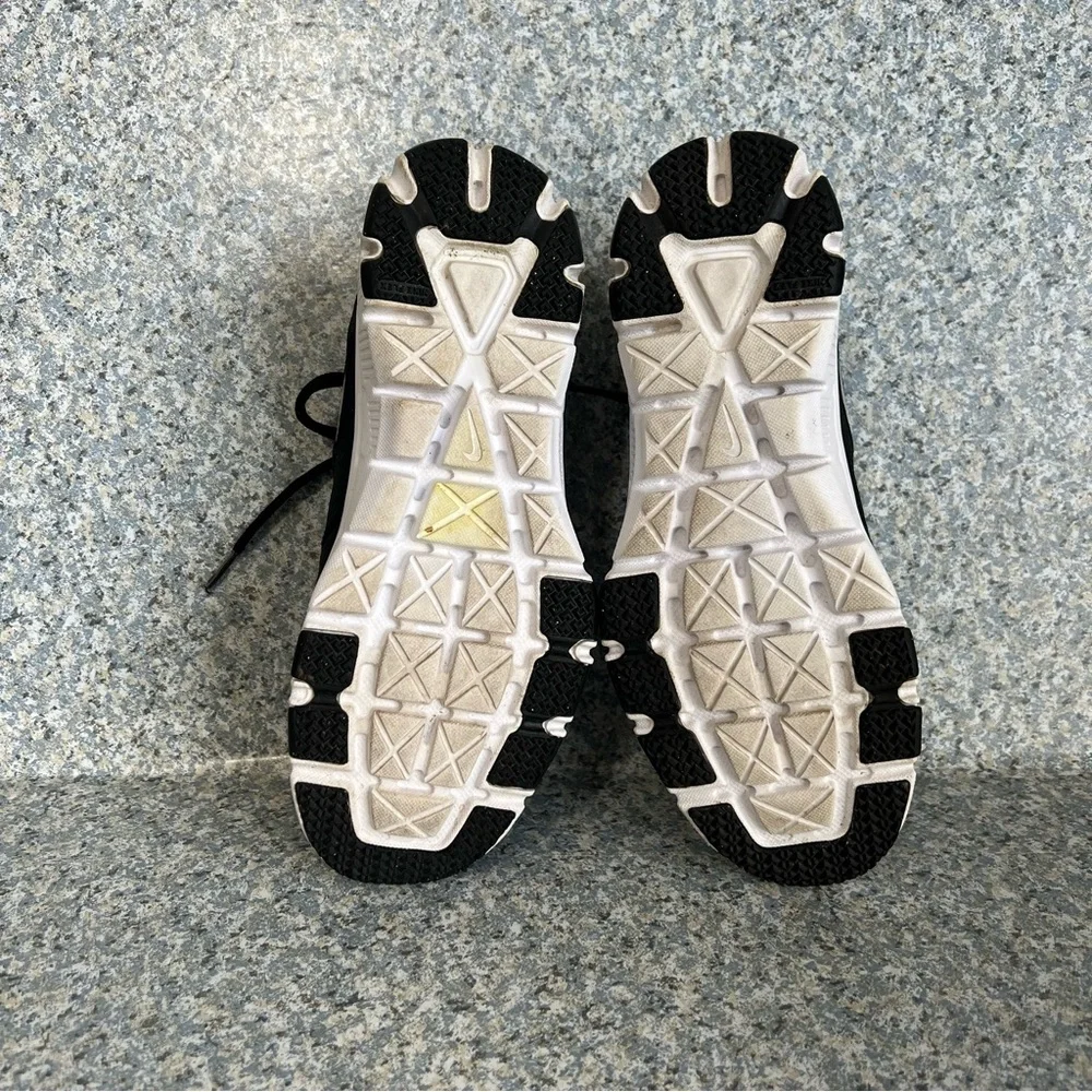 Nike Training Youth Size 5.5 Black White Unisex Sneakers Shoes